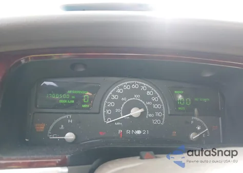 2005 Lincoln Town Car Signature z USA, uszkodzony, nr VIN 1LNHM81W15Y615184